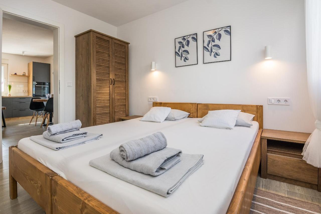 Apartments Pejakovic Vir Eksteriør billede
